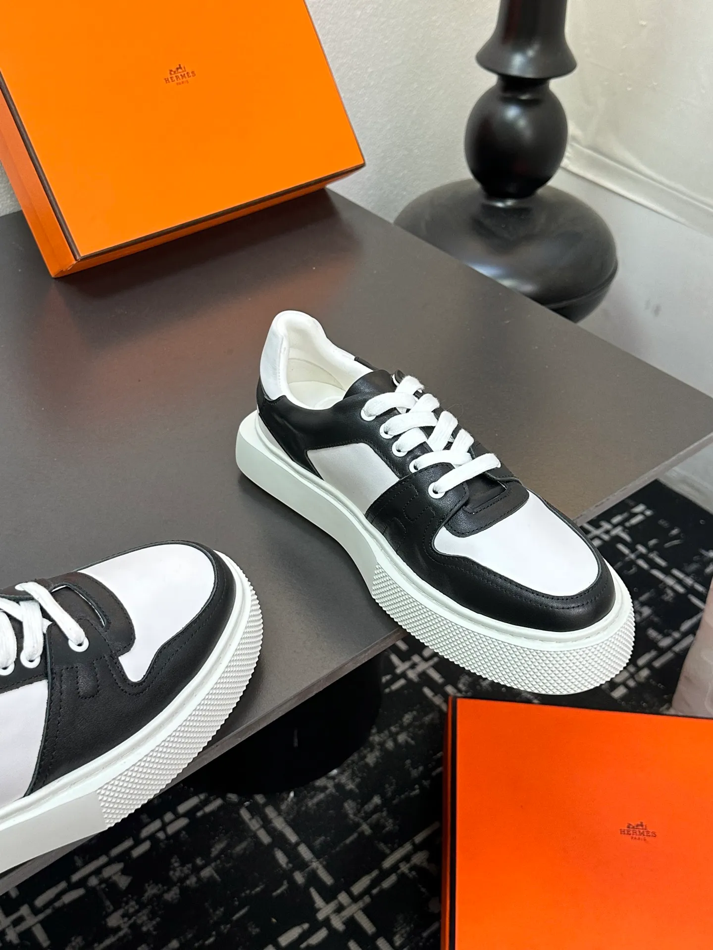 p700💰Men's shoes ❤️❤️Hermes top version# Hermès deep series couple's small white shoes casual skateboard shoes Stylish graphic design to create retro style Upper: cowhide material Lining: sheepskin lining Outsole: TPU outsole Size: 38-45